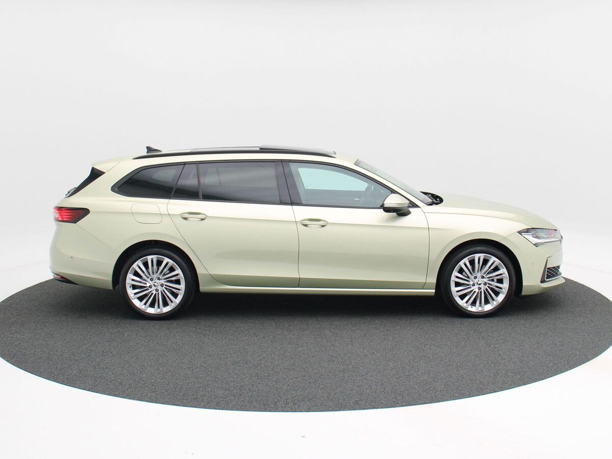 Škoda Superb Combi Combi First Edition 1.5 TSi 150 Pk Automaat | Full LED | Panoramadak | Leder | 19 Inch | 360 Camera | Stoelkoeling en Verwarming | Adaptive Cruise | 18.310 Km!!