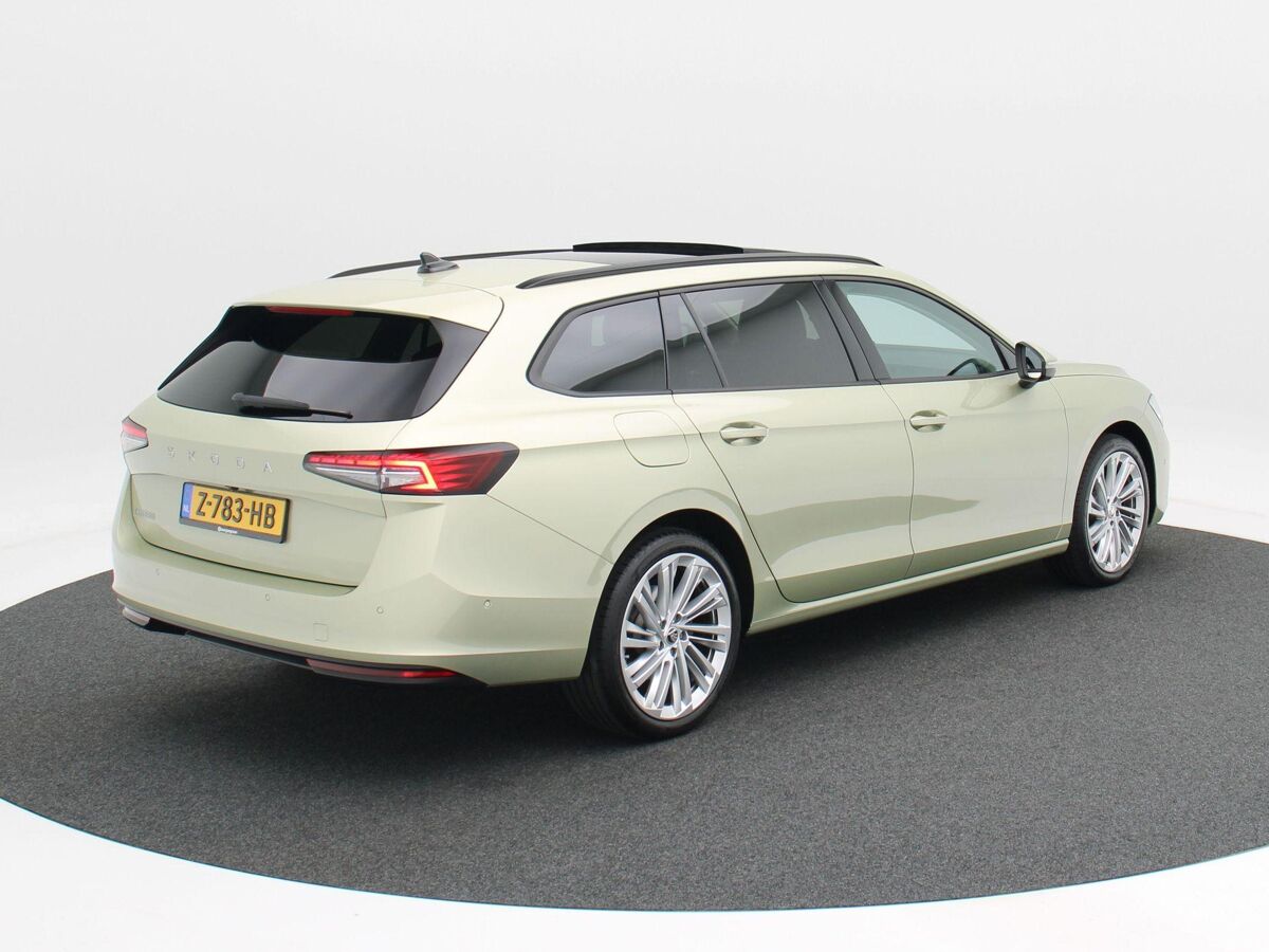 Škoda Superb Combi Combi First Edition 1.5 TSi 150 Pk Automaat | Full LED | Panoramadak | Leder | 19 Inch | 360 Camera | Stoelkoeling en Verwarming | Adaptive Cruise | 18.310 Km!!