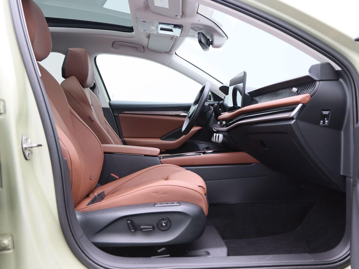Škoda Superb Combi Combi First Edition 1.5 TSi 150 Pk Automaat | Full LED | Panoramadak | Leder | 19 Inch | 360 Camera | Stoelkoeling en Verwarming | Adaptive Cruise | 18.310 Km!!
