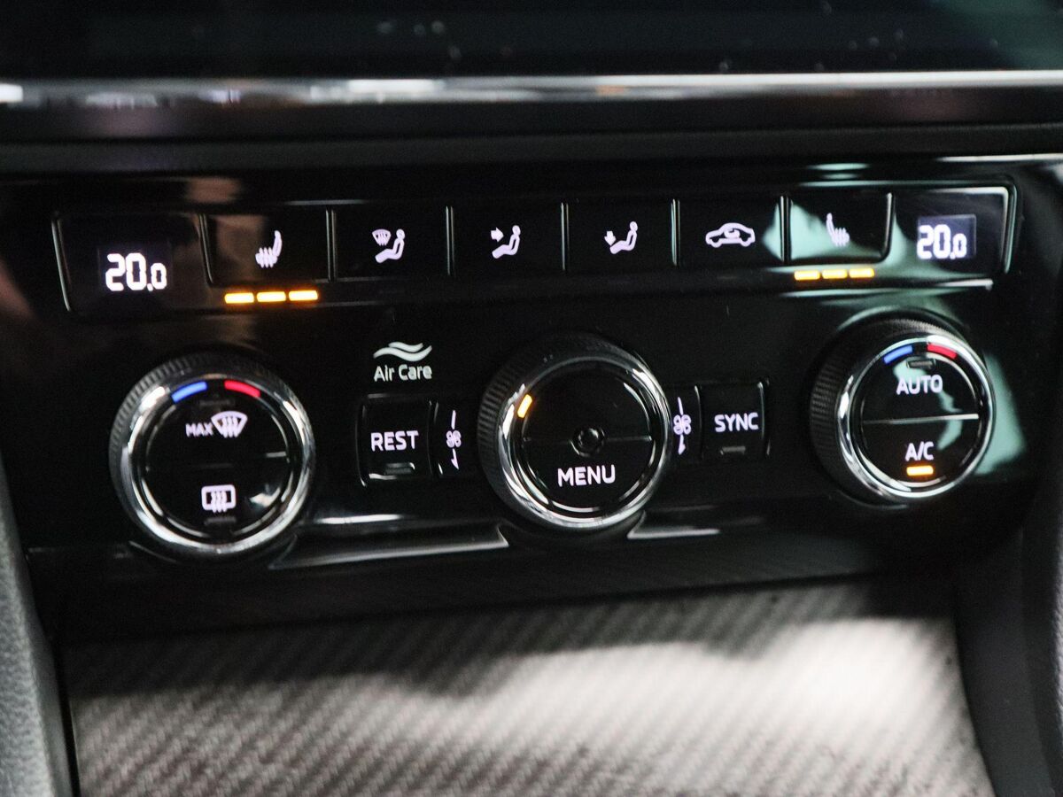 Škoda Superb Combi 1.4 TSi 218 Pk Automaat iV Sportline Business | Adaptive Cruise | CarPlay | Navigatie | Bluetooth | Parkeersensoren | Stoelverwarming | Trekhaak | 19 Inch