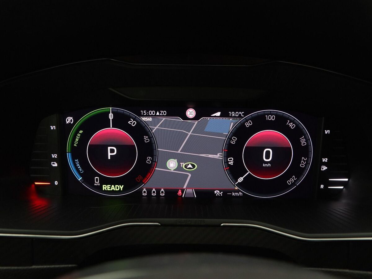 Škoda Superb Combi 1.4 TSi 218 Pk Automaat iV Sportline Business | Adaptive Cruise | CarPlay | Navigatie | Bluetooth | Parkeersensoren | Stoelverwarming | Trekhaak | 19 Inch