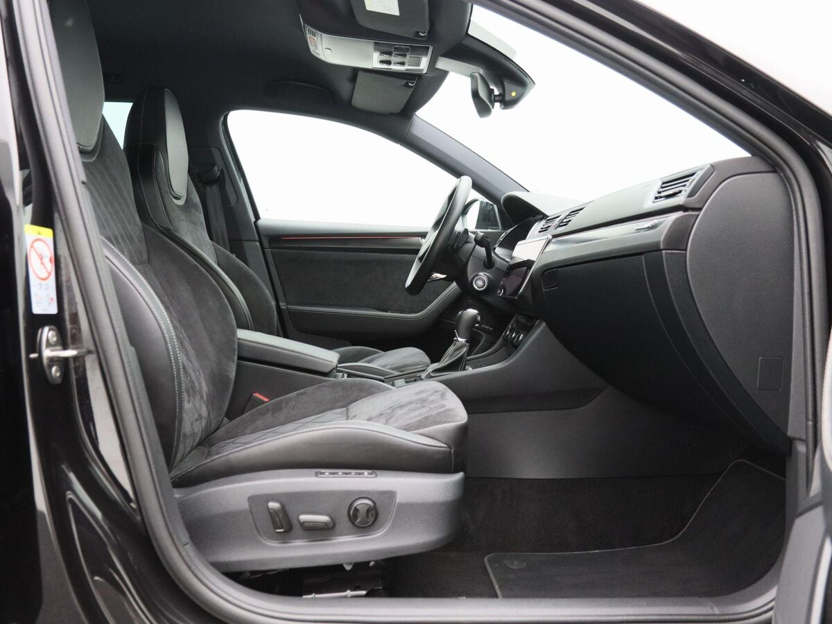 Škoda Superb Combi 1.4 TSi 218 Pk Automaat iV Sportline Business | Adaptive Cruise | CarPlay | Navigatie | Bluetooth | Parkeersensoren | Stoelverwarming | Trekhaak | 19 Inch
