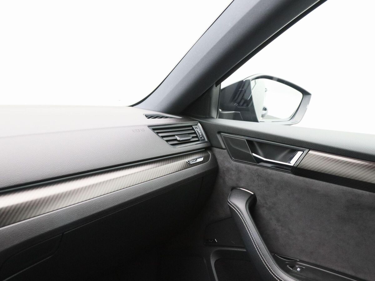 Škoda Superb Combi 1.4 TSi 218 Pk Automaat iV Sportline Business | Adaptive Cruise | CarPlay | Navigatie | Bluetooth | Parkeersensoren | Stoelverwarming | Trekhaak | 19 Inch