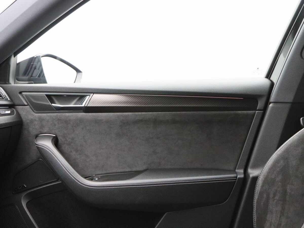 Škoda Superb Combi 1.4 TSi 218 Pk Automaat iV Sportline Business | Adaptive Cruise | CarPlay | Navigatie | Bluetooth | Parkeersensoren | Stoelverwarming | Trekhaak | 19 Inch