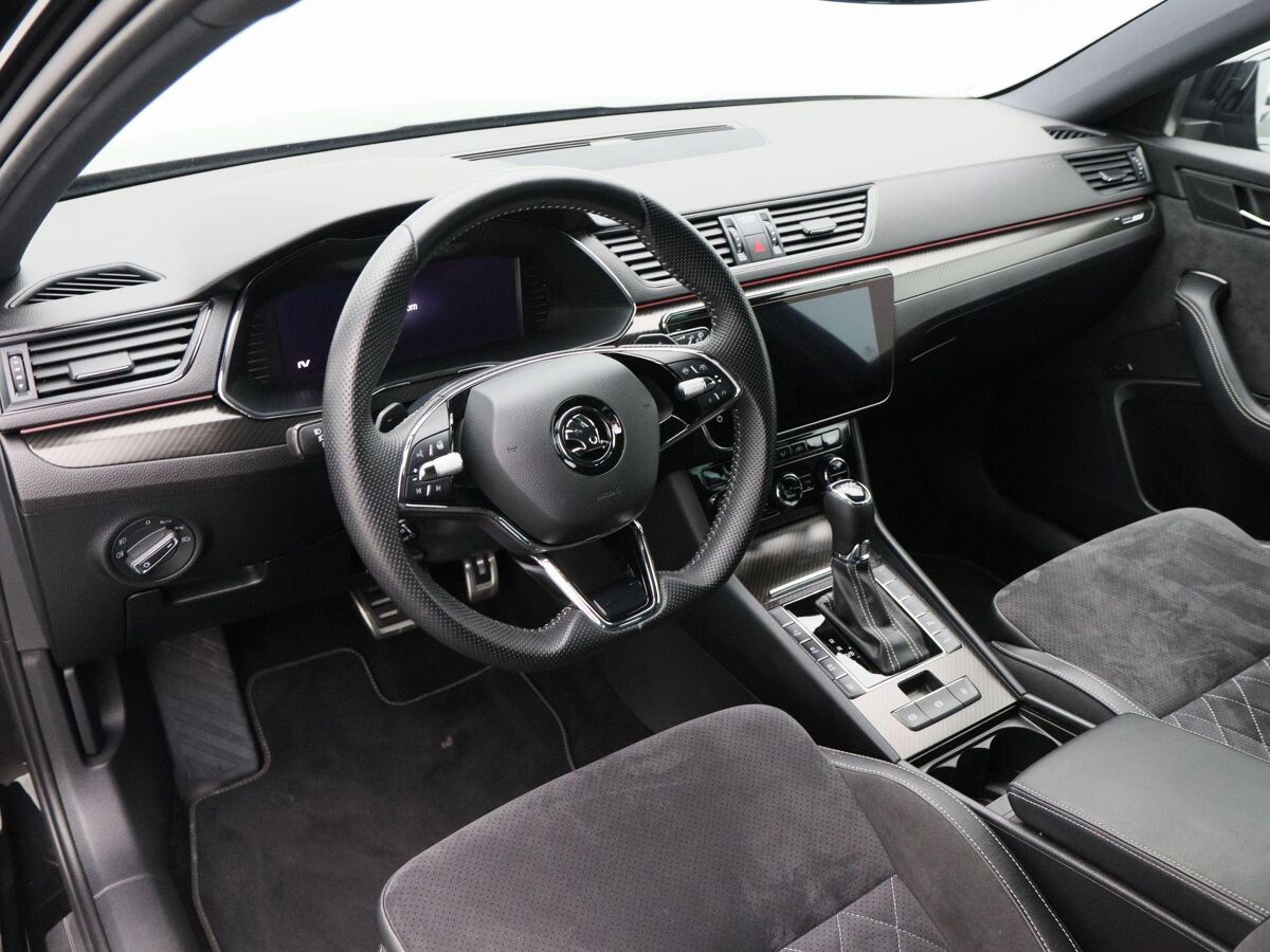 Škoda Superb Combi 1.4 TSi 218 Pk Automaat iV Sportline Business | Adaptive Cruise | CarPlay | Navigatie | Bluetooth | Parkeersensoren | Stoelverwarming | Trekhaak | 19 Inch