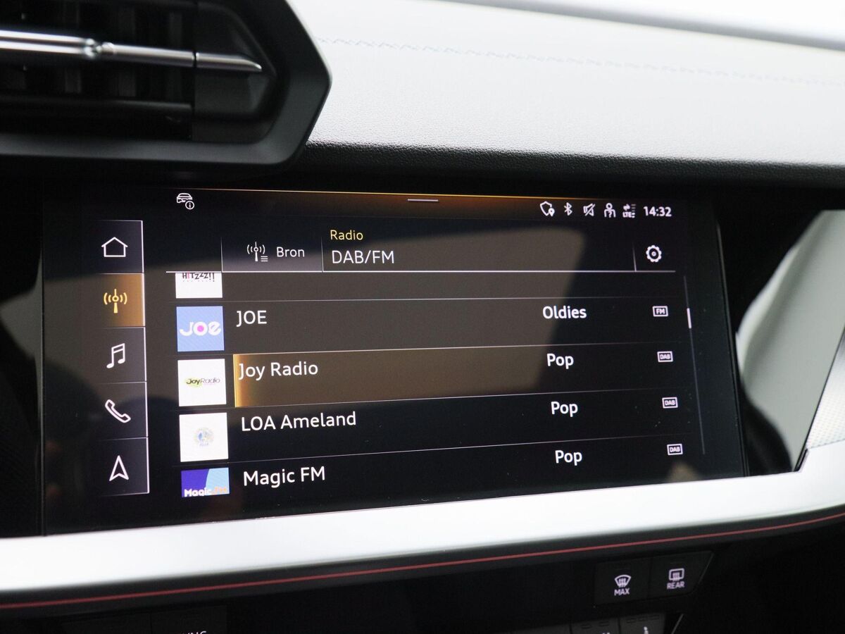 Audi A3 Sportback 45 TFSi e 245 Pk Automaat S-Line Competition | Panoramadak | B&O Audio | Camera | 18 Inch | Adaptive Cruise | Zwart Optiek | Privacy Glass | 13.900 Km!!