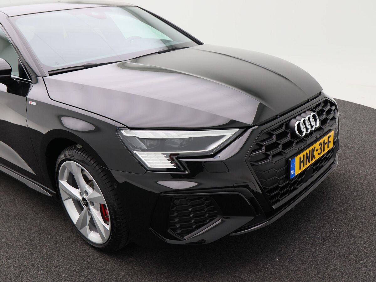 Audi A3 Sportback 45 TFSi e 245 Pk Automaat S-Line Competition | Panoramadak | B&O Audio | Camera | 18 Inch | Adaptive Cruise | Zwart Optiek | Privacy Glass | 13.900 Km!!