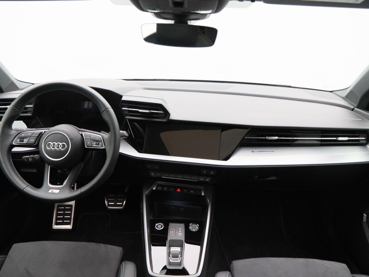Audi A3 Sportback 45 TFSi e 245 Pk Automaat S-Line Competition | Panoramadak | B&O Audio | Camera | 18 Inch | Adaptive Cruise | Zwart Optiek | Privacy Glass | 13.900 Km!!