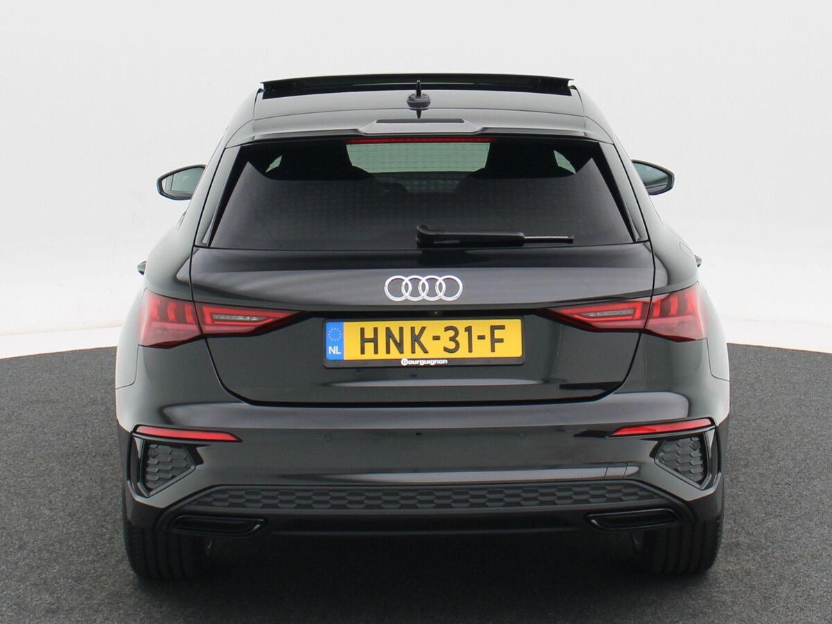 Audi A3 Sportback 45 TFSi e 245 Pk Automaat S-Line Competition | Panoramadak | B&O Audio | Camera | 18 Inch | Adaptive Cruise | Zwart Optiek | Privacy Glass | 13.900 Km!!