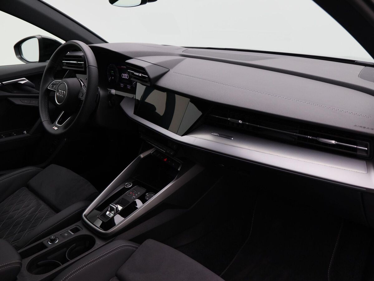 Audi A3 Sportback 45 TFSi e 245 Pk Automaat S-Line Competition | Panoramadak | B&O Audio | Camera | 18 Inch | Adaptive Cruise | Zwart Optiek | Privacy Glass | 13.900 Km!!