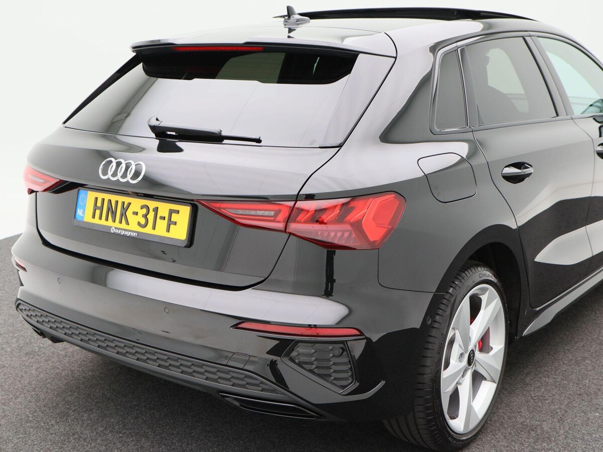 Audi A3 Sportback 45 TFSi e 245 Pk Automaat S-Line Competition | Panoramadak | B&O Audio | Camera | 18 Inch | Adaptive Cruise | Zwart Optiek | Privacy Glass | 13.900 Km!!