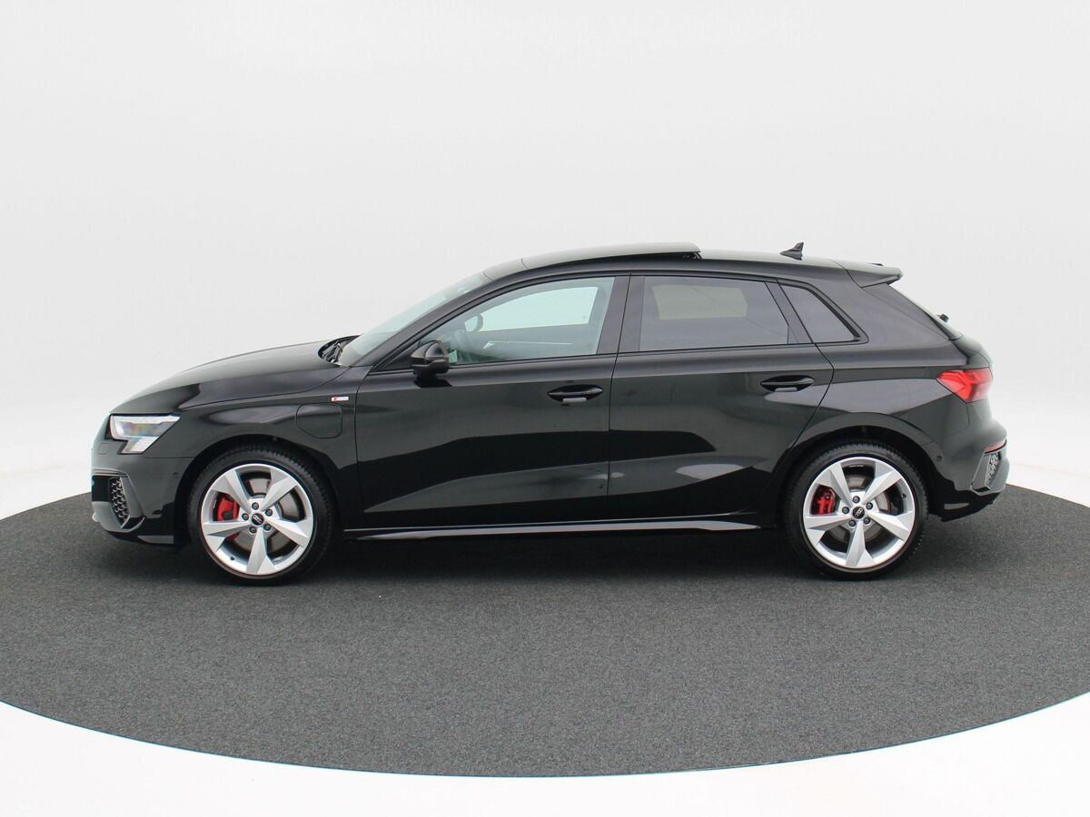Audi A3 Sportback 45 TFSi e 245 Pk Automaat S-Line Competition | Panoramadak | B&O Audio | Camera | 18 Inch | Adaptive Cruise | Zwart Optiek | Privacy Glass | 13.900 Km!!