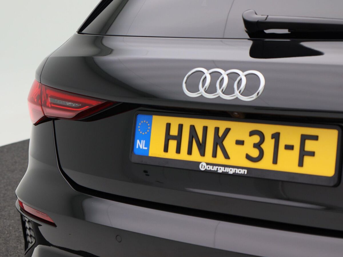 Audi A3 Sportback 45 TFSi e 245 Pk Automaat S-Line Competition | Panoramadak | B&O Audio | Camera | 18 Inch | Adaptive Cruise | Zwart Optiek | Privacy Glass | 13.900 Km!!