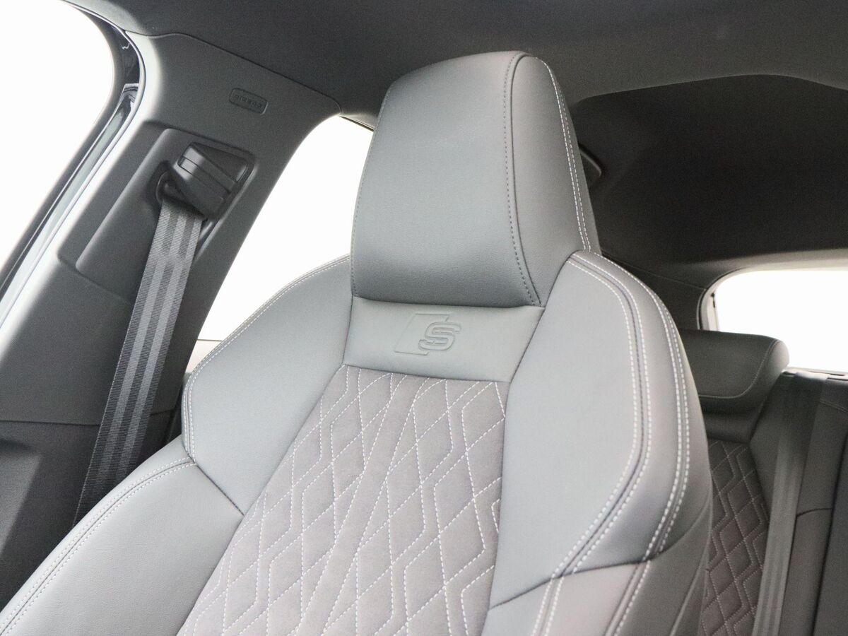 Audi A3 Sportback 45 TFSi e 245 Pk Automaat S-Line Competition | Panoramadak | B&O Audio | Camera | 18 Inch | Adaptive Cruise | Zwart Optiek | Privacy Glass | 13.900 Km!!