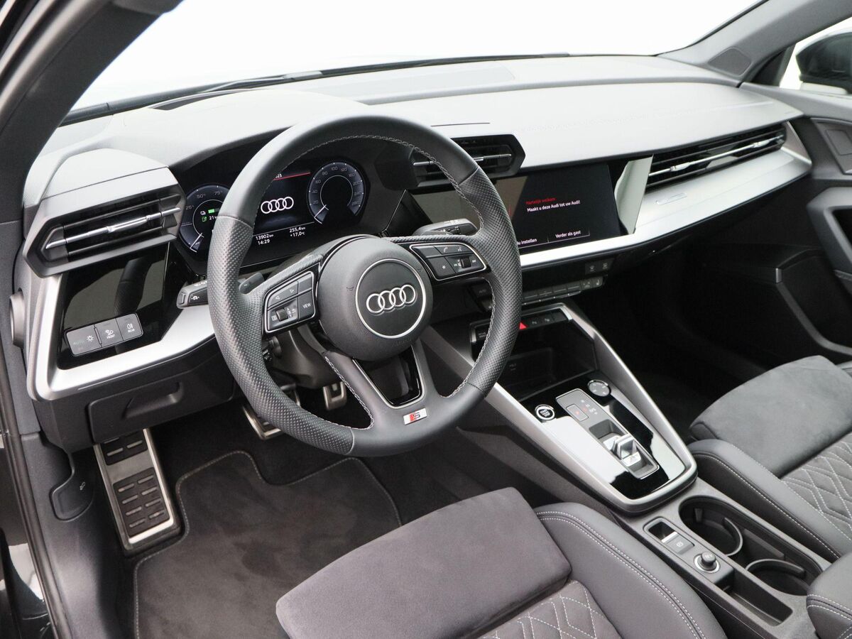 Audi A3 Sportback 45 TFSi e 245 Pk Automaat S-Line Competition | Panoramadak | B&O Audio | Camera | 18 Inch | Adaptive Cruise | Zwart Optiek | Privacy Glass | 13.900 Km!!