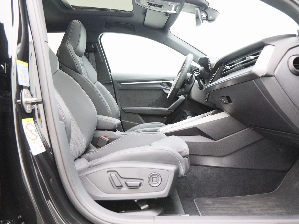 Audi A3 Sportback 45 TFSi e 245 Pk Automaat S-Line Competition | Panoramadak | B&O Audio | Camera | 18 Inch | Adaptive Cruise | Zwart Optiek | Privacy Glass | 13.900 Km!!