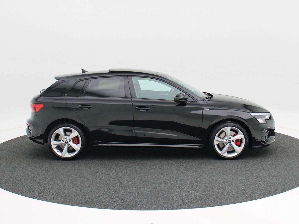 Audi A3 Sportback 45 TFSi e 245 Pk Automaat S-Line Competition | Panoramadak | B&O Audio | Camera | 18 Inch | Adaptive Cruise | Zwart Optiek | Privacy Glass | 13.900 Km!!