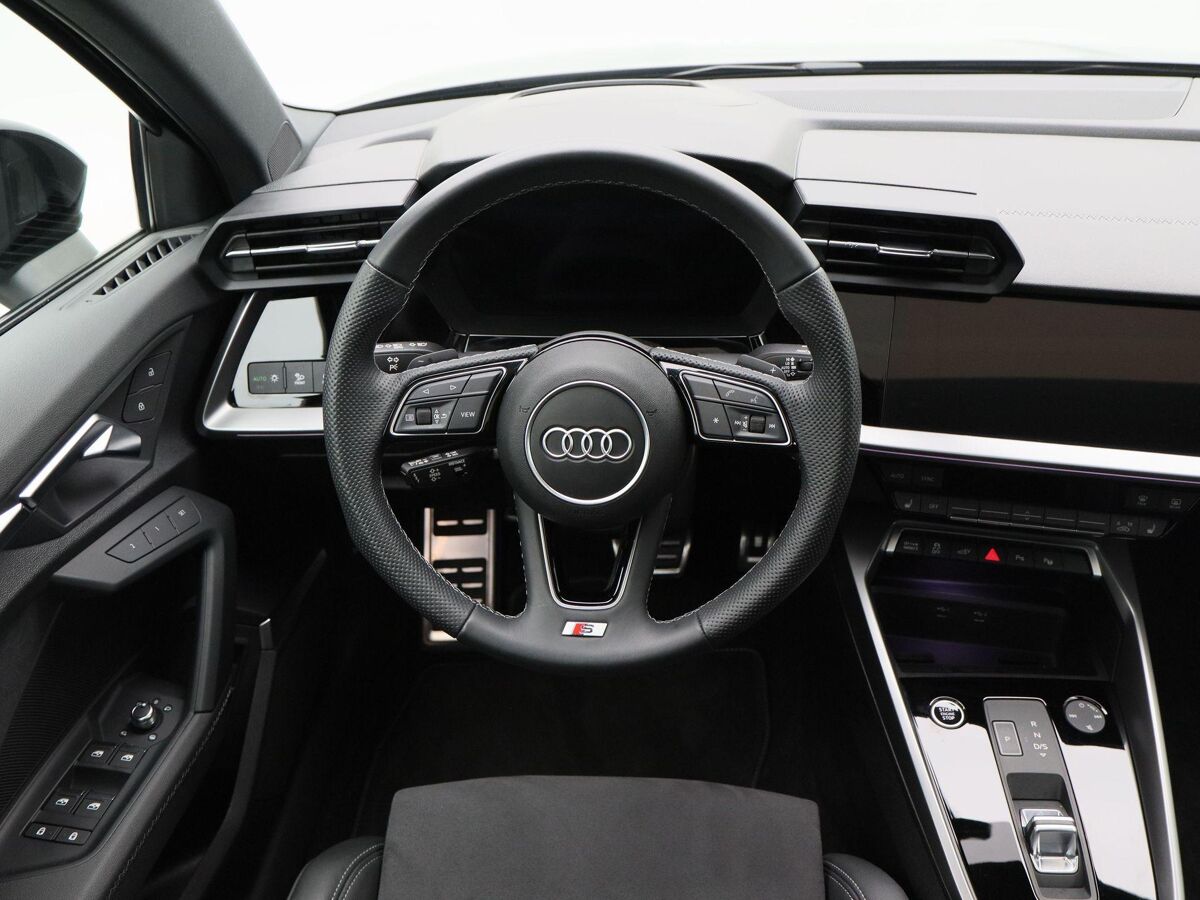 Audi A3 Sportback 45 TFSi e 245 Pk Automaat S-Line Competition | Panoramadak | B&O Audio | Camera | 18 Inch | Adaptive Cruise | Zwart Optiek | Privacy Glass | 13.900 Km!!