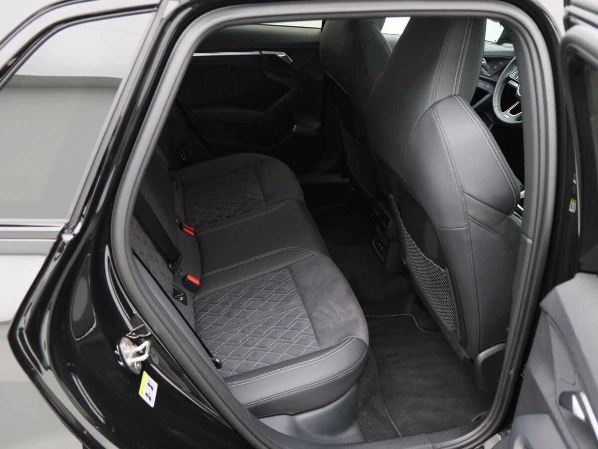 Audi A3 Sportback 45 TFSi e 245 Pk Automaat S-Line Competition | Panoramadak | B&O Audio | Camera | 18 Inch | Adaptive Cruise | Zwart Optiek | Privacy Glass | 13.900 Km!!