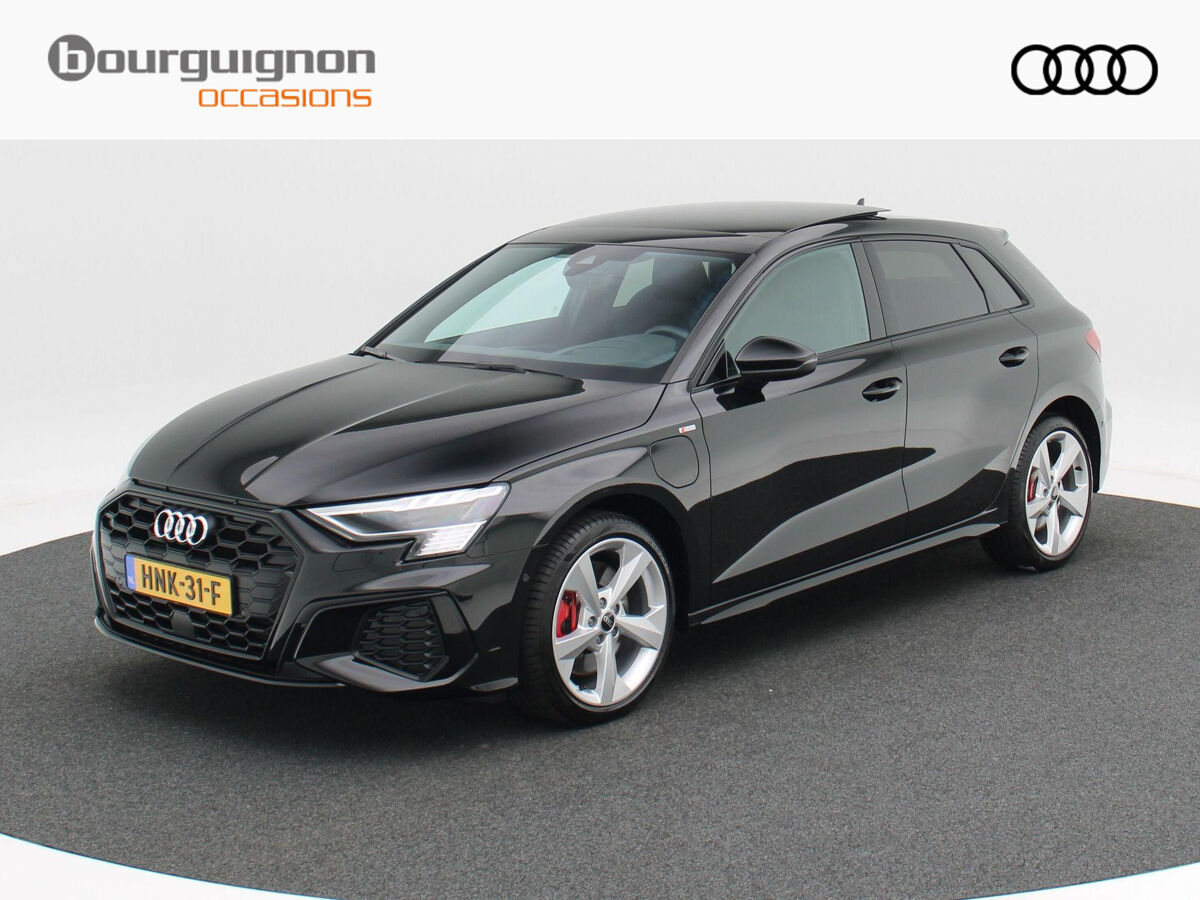 Audi A3 Sportback 45 TFSi e 245 Pk Automaat S-Line Competition | Panoramadak | B&O Audio | Camera | 18 Inch | Adaptive Cruise | Zwart Optiek | Privacy Glass | 13.900 Km!!
