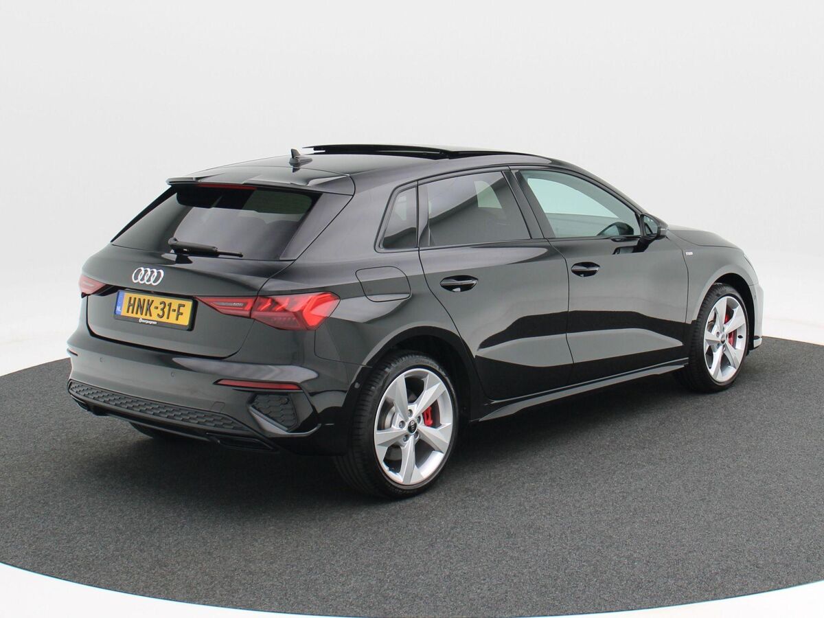 Audi A3 Sportback 45 TFSi e 245 Pk Automaat S-Line Competition | Panoramadak | B&O Audio | Camera | 18 Inch | Adaptive Cruise | Zwart Optiek | Privacy Glass | 13.900 Km!!