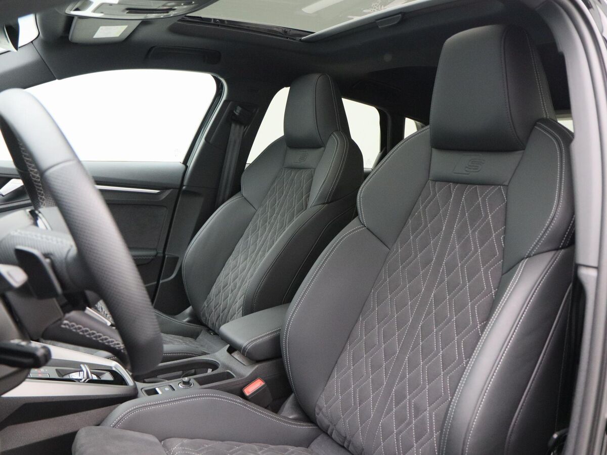 Audi A3 Sportback 45 TFSi e 245 Pk Automaat S-Line Competition | Panoramadak | B&O Audio | Camera | 18 Inch | Adaptive Cruise | Zwart Optiek | Privacy Glass | 13.900 Km!!