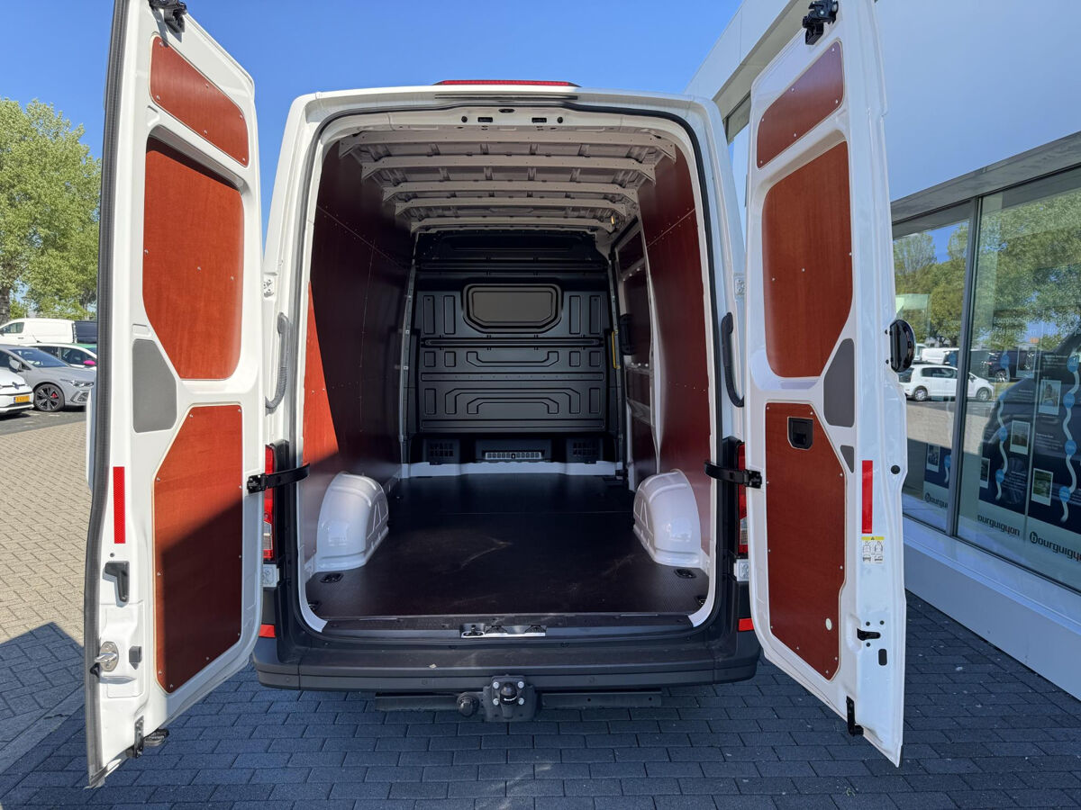 VW-Bedrijfswagens Crafter 35 2.0 TDI L3H3 Trendline | 140PK | Laadruimte Betimmering | Side Bars | Lichtmetaal 17" | Hoog dak | Trekhaak |