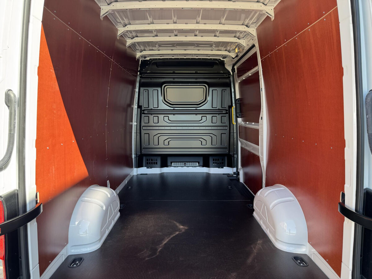 VW-Bedrijfswagens Crafter 35 2.0 TDI L3H3 Trendline | 140PK | Laadruimte Betimmering | Side Bars | Lichtmetaal 17" | Hoog dak | Trekhaak |