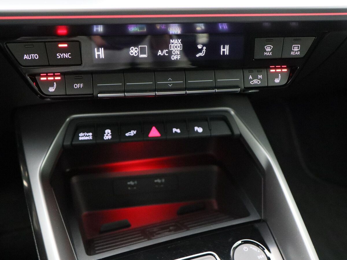 Audi A3 Sportback 45 TFSi e 245 Pk S-Line Competition | Full LED | 18 Inch | Zwart Optiek | Trekhaak | Adaptive Cruise | Stoelverwarming | Privacy Glass | Carplay | 9.054 Km!!