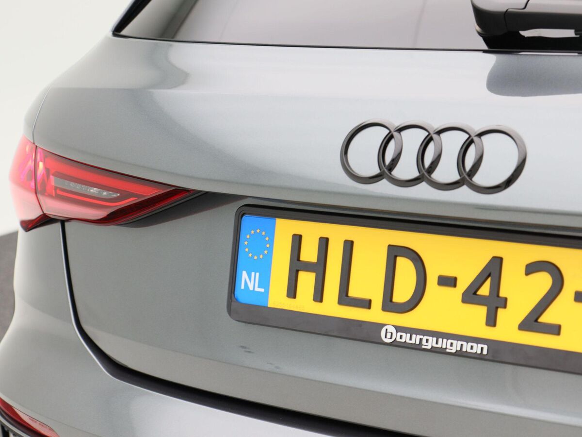 Audi A3 Sportback 45 TFSi e 245 Pk S-Line Competition | Full LED | 18 Inch | Zwart Optiek | Trekhaak | Adaptive Cruise | Stoelverwarming | Privacy Glass | Carplay | 9.054 Km!!