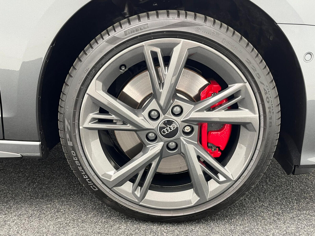 Audi A3 Sportback 45 TFSi e 245 Pk S-Line Competition | Full LED | 18 Inch | Zwart Optiek | Trekhaak | Adaptive Cruise | Stoelverwarming | Privacy Glass | Carplay | 9.054 Km!!