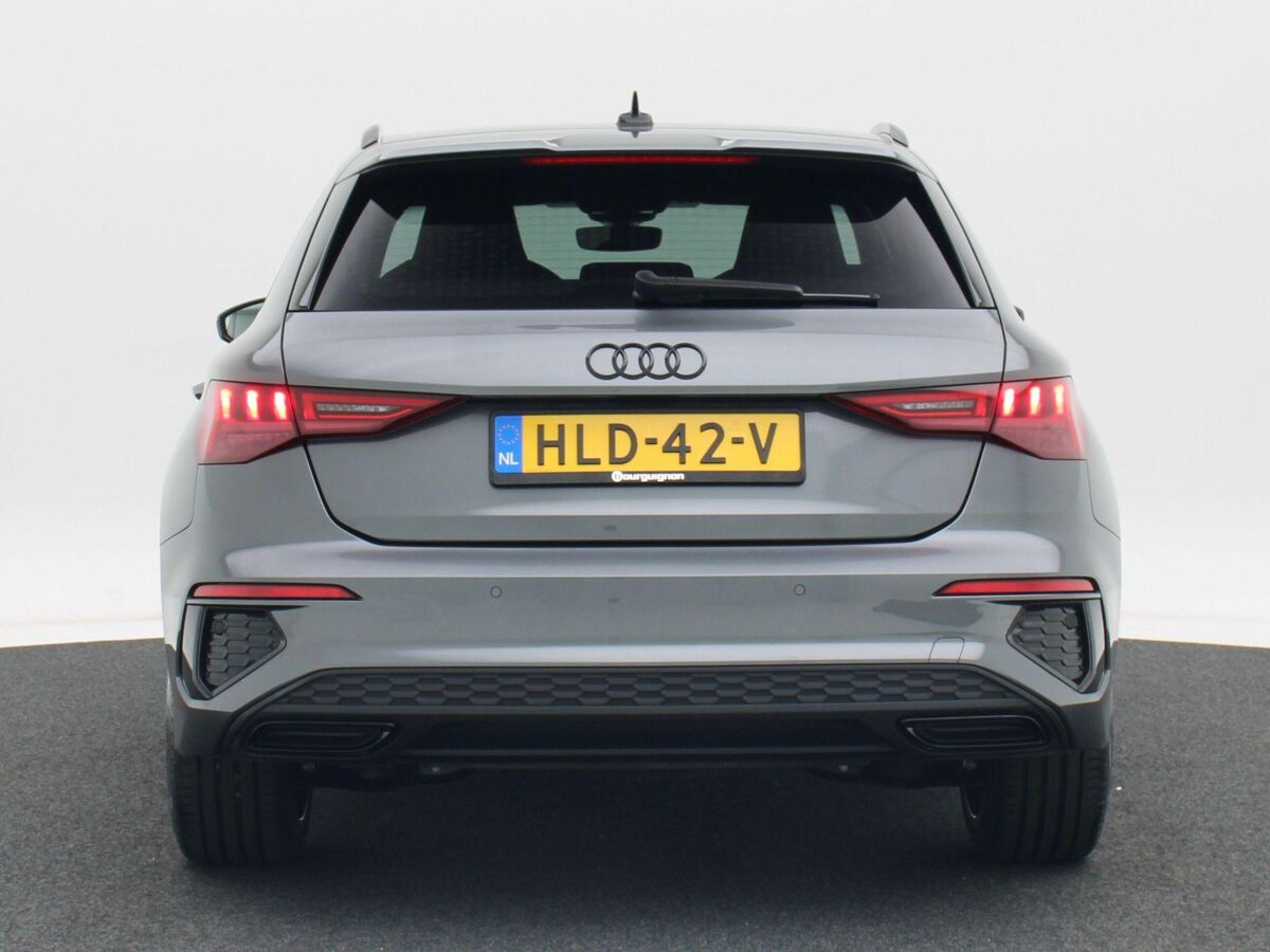 Audi A3 Sportback 45 TFSi e 245 Pk S-Line Competition | Full LED | 18 Inch | Zwart Optiek | Trekhaak | Adaptive Cruise | Stoelverwarming | Privacy Glass | Carplay | 9.054 Km!!