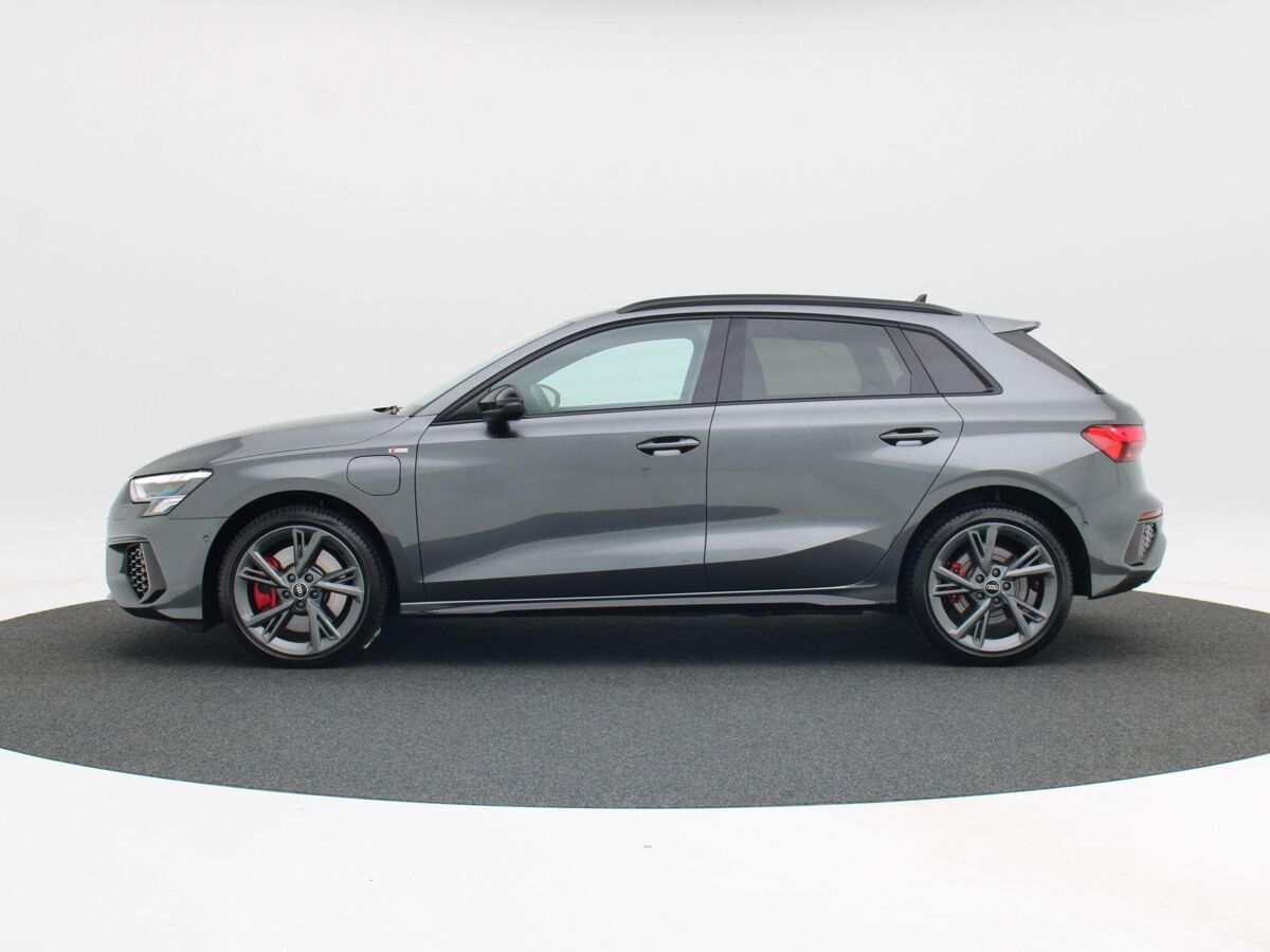 Audi A3 Sportback 45 TFSi e 245 Pk S-Line Competition | Full LED | 18 Inch | Zwart Optiek | Trekhaak | Adaptive Cruise | Stoelverwarming | Privacy Glass | Carplay | 9.054 Km!!