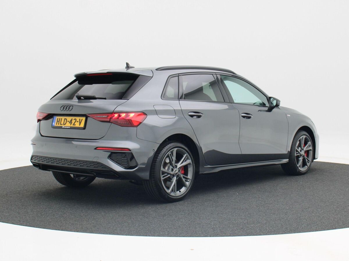 Audi A3 Sportback 45 TFSi e 245 Pk S-Line Competition | Full LED | 18 Inch | Zwart Optiek | Trekhaak | Adaptive Cruise | Stoelverwarming | Privacy Glass | Carplay | 9.054 Km!!