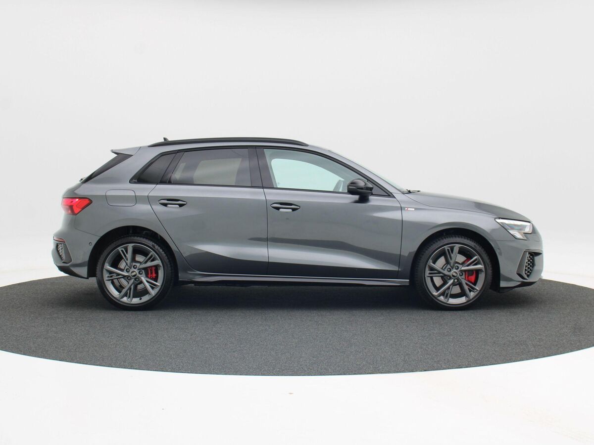 Audi A3 Sportback 45 TFSi e 245 Pk S-Line Competition | Full LED | 18 Inch | Zwart Optiek | Trekhaak | Adaptive Cruise | Stoelverwarming | Privacy Glass | Carplay | 9.054 Km!!