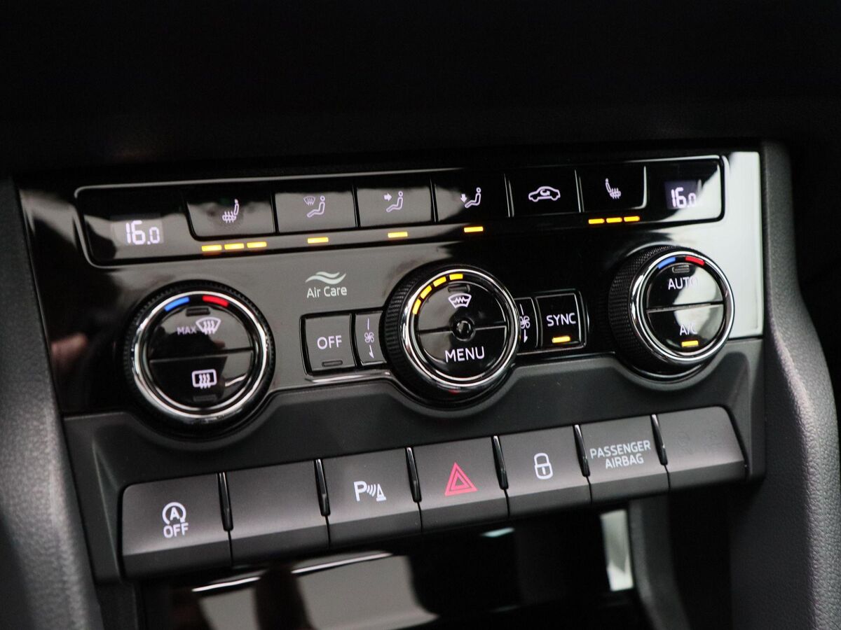 Škoda Karoq 1.5 TSi 150 Pk Automaat Sportline Business | Adaptive Cruise | Climate Control | Panoramadak | Stoelverwarming | Navigatie | Camera | Canton | Carplay | 102.179 Km!!