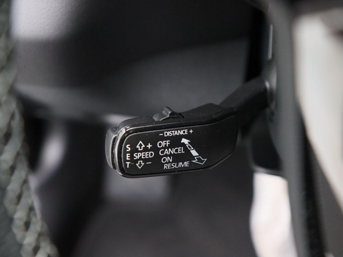 Škoda Karoq 1.5 TSi 150 Pk Automaat Sportline Business | Adaptive Cruise | Climate Control | Panoramadak | Stoelverwarming | Navigatie | Camera | Canton | Carplay | 102.179 Km!!