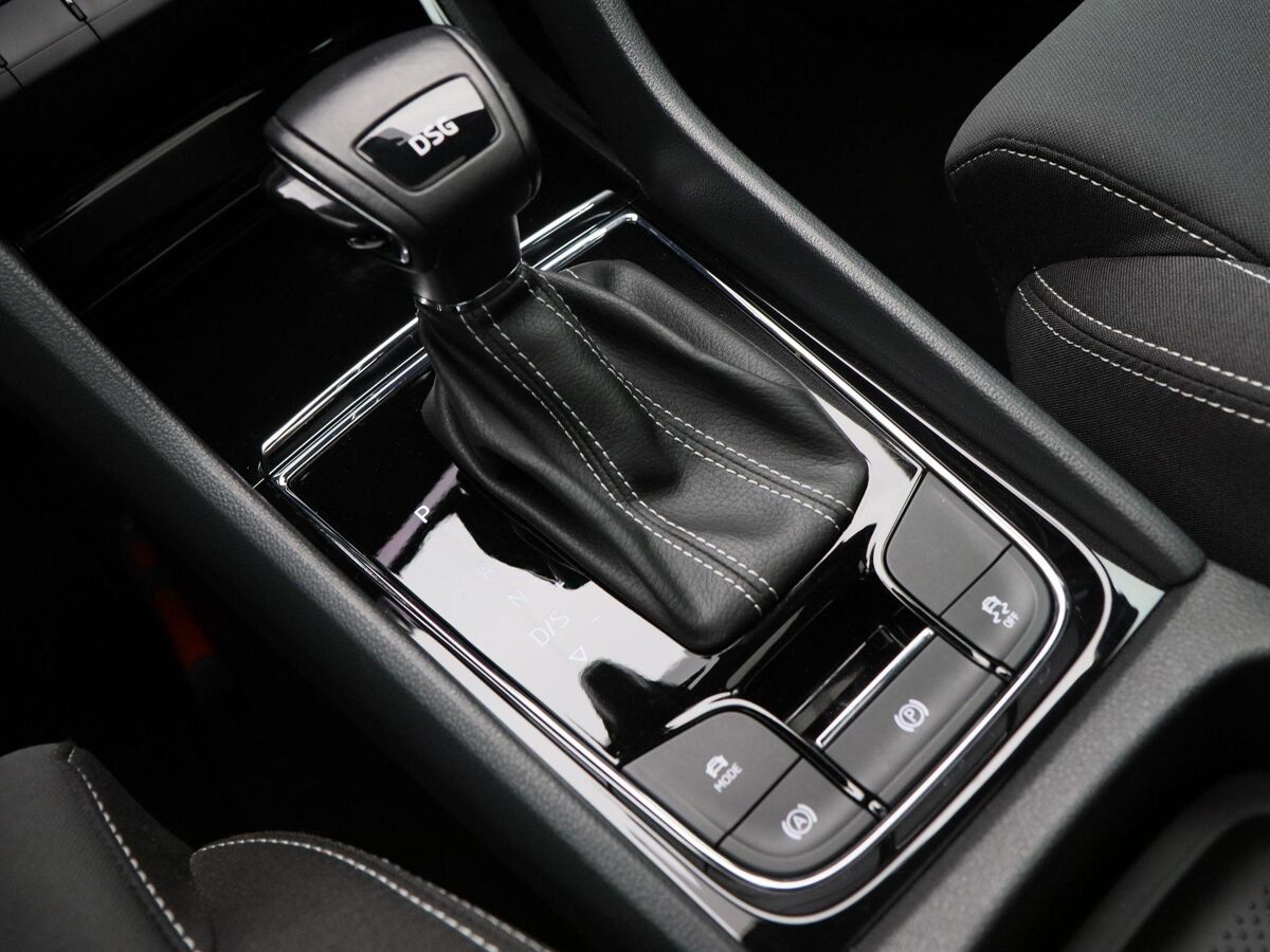 Škoda Karoq 1.5 TSi 150 Pk Automaat Sportline Business | Adaptive Cruise | Climate Control | Panoramadak | Stoelverwarming | Navigatie | Camera | Canton | Carplay | 102.179 Km!!