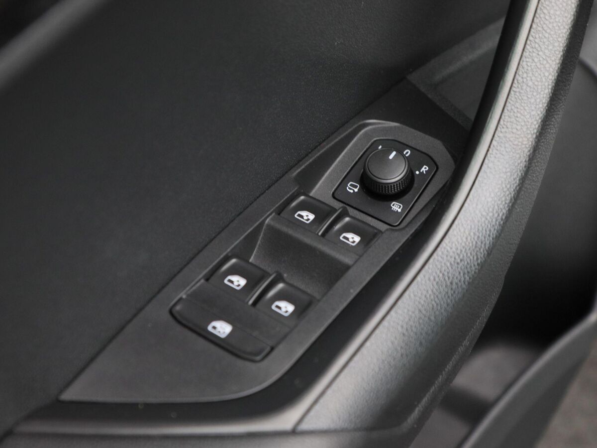 Škoda Karoq 1.5 TSi 150 Pk Automaat Sportline Business | Adaptive Cruise | Climate Control | Panoramadak | Stoelverwarming | Navigatie | Camera | Canton | Carplay | 102.179 Km!!