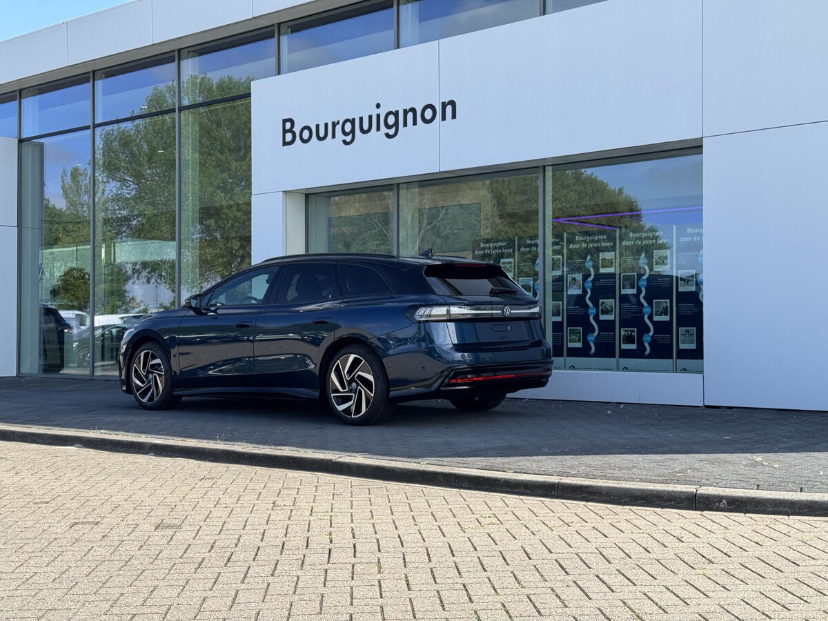 Volkswagen ID.7 Tourer Tourer Pro Limited Edition 77 kWh accu 286 pk | Massage Stoelen | Head-Up Display | Trekhaak | 360 Camera | Elektrische Stoelen | Elektrische Achterklep |