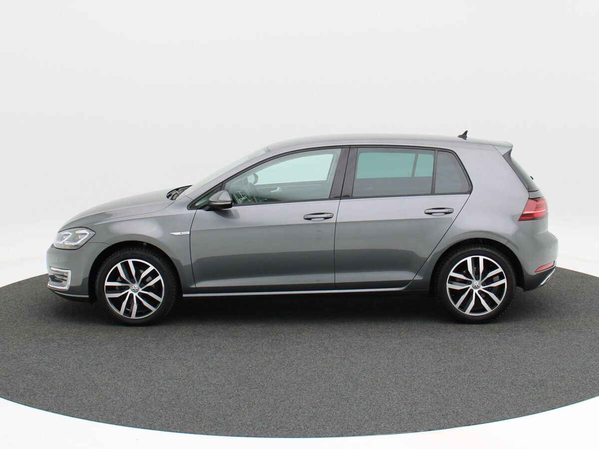 Volkswagen e-Golf E-DITION 136 Pk Automaat | Full LED | Navigatie | Warmtepomp | Virtual Dashboard | 17 Inch | Camera | Privacy Glass | 83.363 Km!!