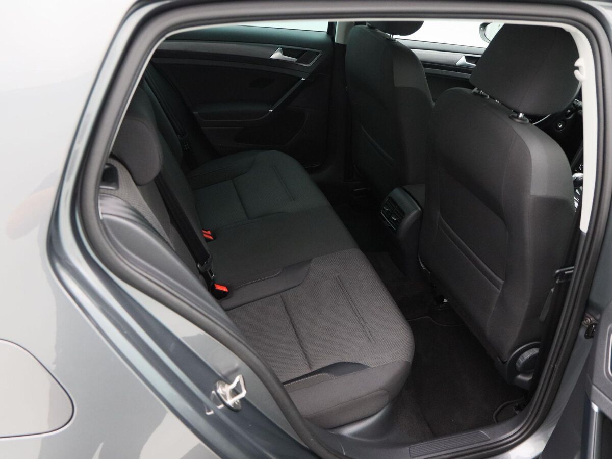 Volkswagen e-Golf E-DITION 136 Pk Automaat | Full LED | Navigatie | Warmtepomp | Virtual Dashboard | 17 Inch | Camera | Privacy Glass | 83.363 Km!!