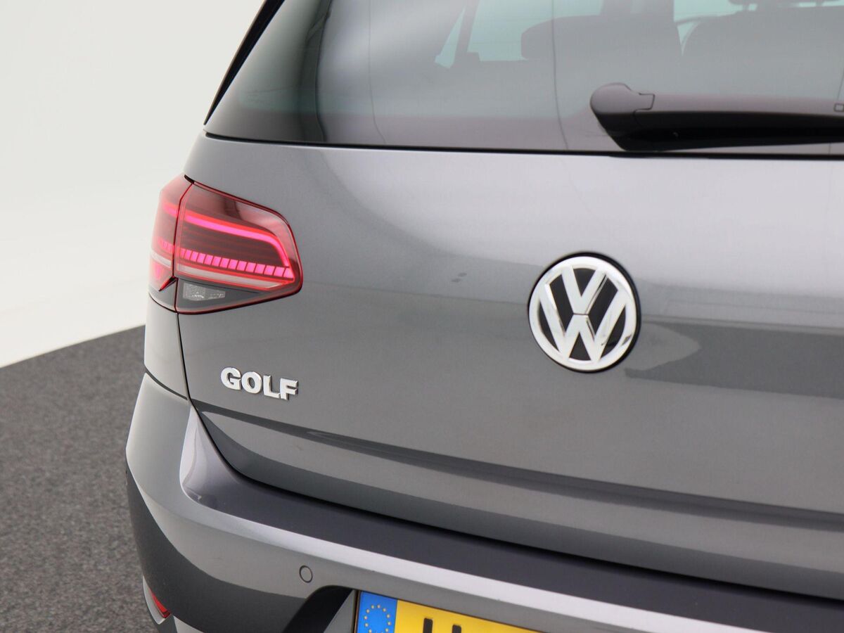 Volkswagen e-Golf E-DITION 136 Pk Automaat | Full LED | Navigatie | Warmtepomp | Virtual Dashboard | 17 Inch | Camera | Privacy Glass | 83.363 Km!!
