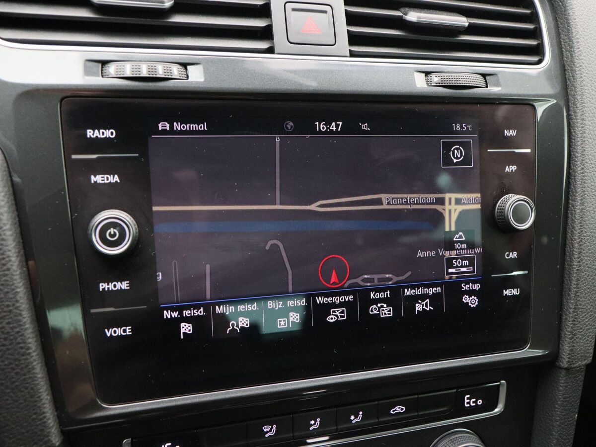 Volkswagen e-Golf E-DITION 136 Pk Automaat | Full LED | Navigatie | Warmtepomp | Virtual Dashboard | 17 Inch | Camera | Privacy Glass | 83.363 Km!!