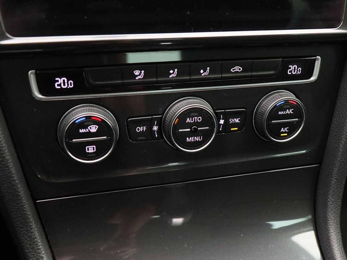 Volkswagen e-Golf E-DITION 136 Pk Automaat | Full LED | Navigatie | Warmtepomp | Virtual Dashboard | 17 Inch | Camera | Privacy Glass | 83.363 Km!!