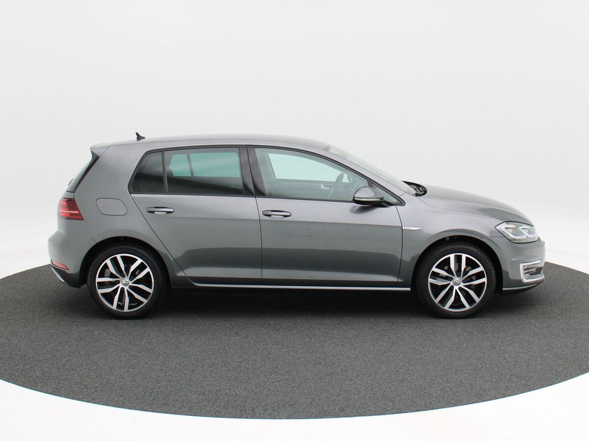 Volkswagen e-Golf E-DITION 136 Pk Automaat | Full LED | Navigatie | Warmtepomp | Virtual Dashboard | 17 Inch | Camera | Privacy Glass | 83.363 Km!!