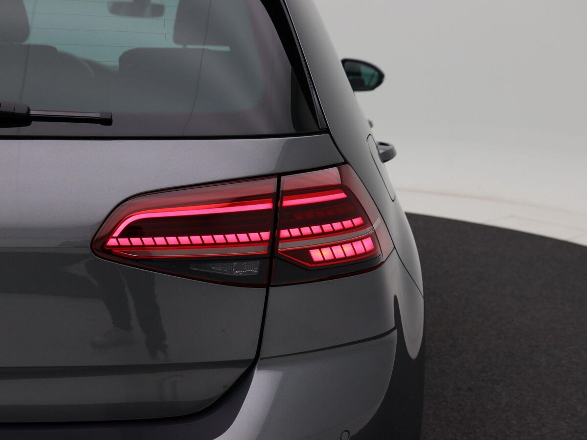 Volkswagen e-Golf E-DITION 136 Pk Automaat | Full LED | Navigatie | Warmtepomp | Virtual Dashboard | 17 Inch | Camera | Privacy Glass | 83.363 Km!!