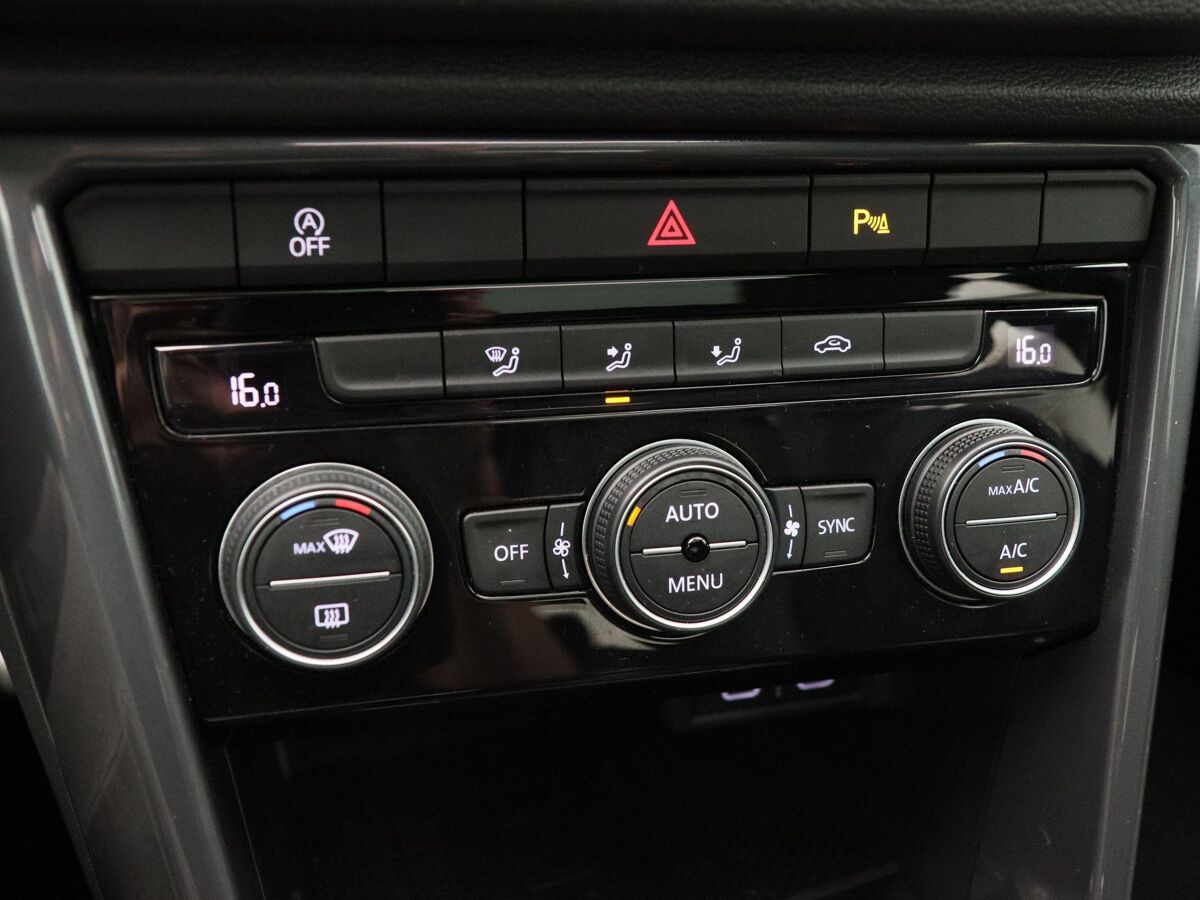 Volkswagen T-Roc 1.5 TSi 150 Pk R-Line | Full LED | Panoramadak | Trekhaak | 19 Inch | Camera | Adaptive Cruise Controle | 12.139 Km!!