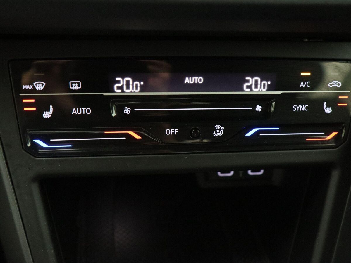 Volkswagen Taigo 1.0 TSi 110 Pk Automaat R-Line Business | Full LED | Trekhaak | Navigatie | Camera | 18 Inch | Privacy Glass | Stoelverwarming | 71.581 Km!!