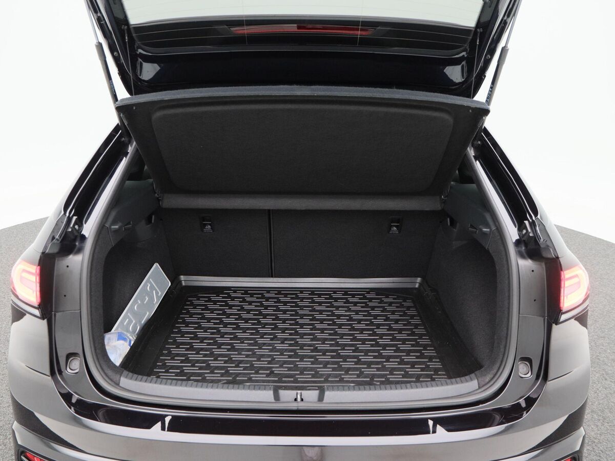 Volkswagen Taigo 1.0 TSi 110 Pk Automaat R-Line Business | Full LED | Trekhaak | Navigatie | Camera | 18 Inch | Privacy Glass | Stoelverwarming | 71.581 Km!!